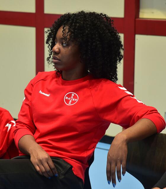 Jennifer Souza saß verletzt auf der Bank, sie wäre auf Linksaußen, also bei den Ballei - Oberrängen im wahrsten Sinne des Wortes zu bewundern gewesen...
Text/Foto Wolfgang Merkel