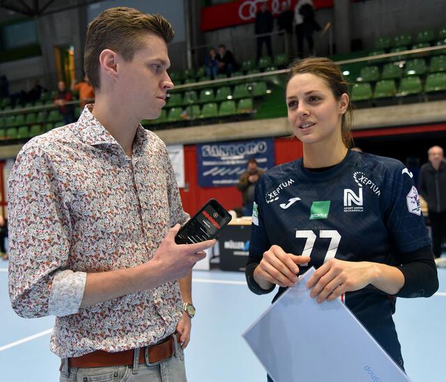 Carmen Moser im Interview nach dem Spiel mit Nils Buchmann von der "Heilbronner Stimme"...sichtlich angerührt...zum Verhältnis zur Trainerin, das wohl keines mehr war, wollte sie, wen wundert dies, nichts sagen...Sie wollte und will ja spielen...In Zwickau wegen Krankheit nicht im Kader...Ketsch dürfte Interesse haben...Zweitspielrecht ?
FotoArchiv Merkel+Merkel