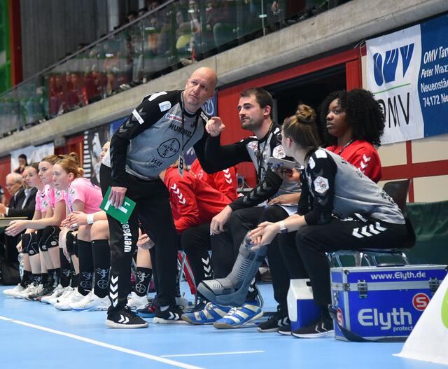 Johan Peterssons Matchplan war optimal und wurde von den Werkselfen gnadenlos operationalisiert...Relaxter Abend der Werkselfen in der Ballei zum Genießen und zwei Auswärtsspunkte fürs Bayer 04  Nervenkostüm der jungen Truppe...Bayer Leverkusen ist der SUN enteilt...fünf Punkte Vorsprung...Zwickau könnte mit Siegen im 4-Punkte-Spiel in Zwickau und Wildungen gleichziehen...
FotoArchiv Merkel+Merkel