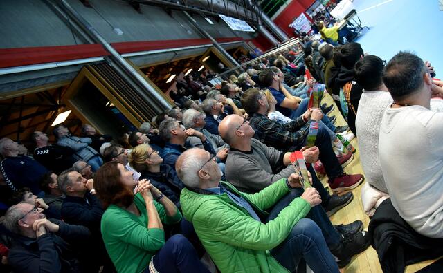 Starker Support und zunehmender Unmut über die desaströse Vorstellung und eine Trainerin, die aus den Fugen geraten ist...wie auch der scheinbar völlig überforderte Vorstand Dollmannn und Härdtner...
FotoArchiv Merkel+Merkel