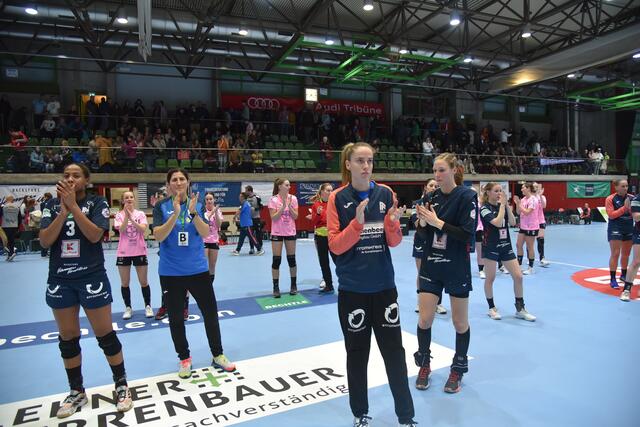 Die Blue Ladies und Trainerin Tanja Logvin bedanken sich insbesondere bei der BLAUEN WAND...für den Support in einem Match, wo sie den Fans nicht viel gegeben haben...Ganz vorne Sarah Wachter, die in den ersten 16 Minuten ein paar großartige Paraden zeigte, ein frühes Debakel verhinderte, dann aber , nicht nachvollziehbar, gegen Valentyna Salamakha ausgetauscht wurde, die dann kein Faktor war...Später kam auch noch Anita Polackova( DHK Zora Olmütz) Salamakha, die dito kein Faktor war.
FotoArchiv Merkel+Merkel