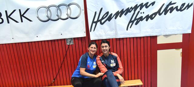 Tanja Logvin und Olga Gorschenina vor dem Spiel. Olga Gorschenina soll im hochbrisanten Spiel gegen Sachsen Zwickau, das in den letzten Wochen gewaltig zugelegt hat...in der LIGA angekommen ist, der entscheidende Faktor sein...
Inzwischen wissen wir, dass sie es gar nicht sein konnte...Trainingsrückstände...Wird Wochen brauchen, um endlich in der Ballei anzukommen...
FotoArchiv Irena Maria Merkel &amp; Wolfgang Merkel/Hasalaha y Maspalomas