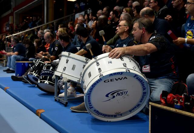 Versuchten ihre Enttäuschung hinwegzutrommeln...Bereits in der Pause gab es heiße Diskussionen...Thema Tanja Logvin und Gerhard Husers...und die erschreckende Hilflosigkeit des Vorstandes (Härdtner und Dollmann)...der wie gelähmt erscheint und in Nibelungentreue mit der einstigen Weltklassespielerin Tanja Logvin die SUN möglicherweise in die Zweite Liga führt. Wieder in die erste Liga hochzukommen dürfte dann schwierig sein, man und frau sehe sich das bei Frisch Auf Göppingen an, das im Moment in der zweiten Liga auf Platz drei liegt. Nach dem letzten Spieltag auf Platz 2...
Außerdem gilt es die am Boden zerstörten Spielerinnen zu schützen...Daphne Gautschi, Carmen Moser und so weiter...
FotoArchiv Merkel