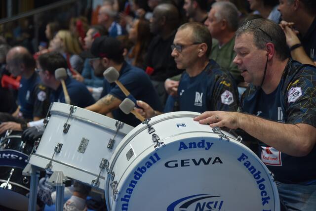 Die Trommler, the Drummer Boyz, der Sport Union...gaben alles, aber vergebens...Heute großer InfoTalk mit dem Vorsitzenden Rolf Härdtner...in der Ballei Gaststätte...die Forderung ist klar: Husers und Logvin sollen gehen...gegangen werden...wird teuer...Vertrag Logvins bis Sommer 25...Es dräut auch eine saftige Abfindung für Gerhard Husers...die SUN-Kasse zu belasten...
FotoArchiv Merkel+Merkel