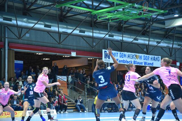 Sharon Noitmeer in Erwartung eines Passes von Fatos Kücükyildiz...
FotoArchiv Merkel+Merkel