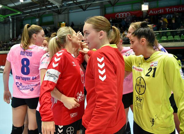 Das Sieger - Ritual...The Winner takes it all...Die Werkselfen, die seit Jahren auf aus der A-Jugend nachrückende Spielerinnen setzen, feierten enthusiastisch den Auswärtssieg in der Ballei an einem an Spannung knisternden Abend, mit langen Diskussionen nach dem Match.
Foto Wolfgang Merkel