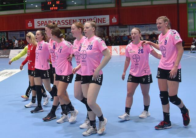 Wer soll sie stoppen...? Die Werkselfen nach dem formidablen Auswärtserfolg in der legendären Ballei mit der legendären Blauen Wand.
..Zivile Jurgutyte, Mariana Fereira Lopes, Fem Boeters, Marla Mattwig, Marie Teusch, Pia Terfloth, Loreen Veit und Naina Klein (von rechts...)...The Winner takes it all...Gratulation an die sehr junge und sehr sympathische Frauenschaft aus Leverkusen...MOVE ON...
FotoArchiv &gt; Wolfgang Merkel