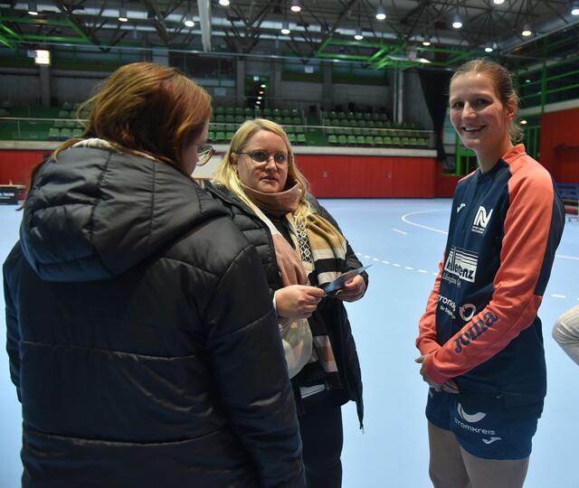 Munia Smits im Gespräch mit Zuschauerinnen des Spieles...kann noch lachen...hatte monatelang Schulterprobleme...MRT-Untersuchung vor dem Transfer einer Spielerin soll bei der Sport Union Neckarsulm nicht gegeben sein...Fatos Kücüyildiz* Knie...Olga Gorscheninas Rücken...
FotoArchiv Merkel+Merkel