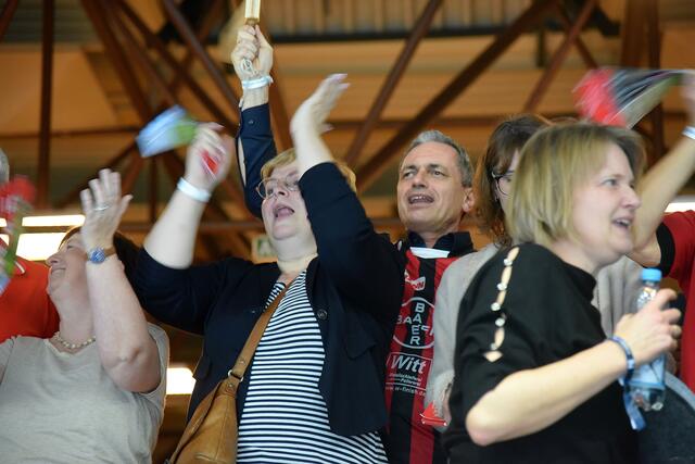 Die mitgereisten Bayer 04-Fans, hier die Familia Thomaier...Auch Viola Leuchters Parents stay at the Ballei...
FotoArchiv Merkel+Merkel