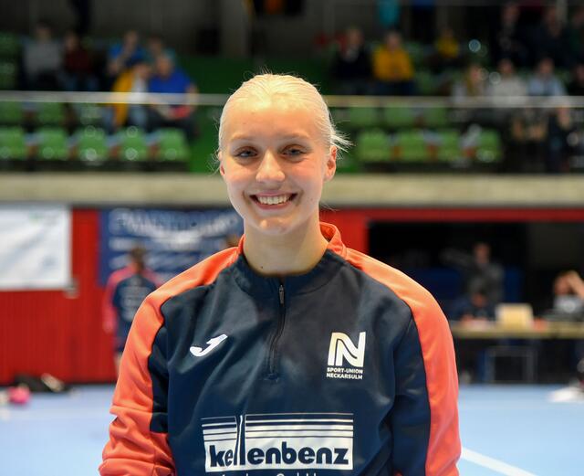 Upcoming Star und Supertalent aus der Bietigheimer A-Jugend zur NSU/jetzt SUN gekommen,  Juniorinnennationalspielerin, wird, so Insider-Infos via Ketsch wechseln, mit Zweitspielrecht bei den Kurpfalzbären. Versus Mainz 05 könnte sie am Samstag in der Ketscher Neurotthalle bereits spielen...Svenja Mann soll sie begleiten. Romina Heßler (Sportmagerin der Ketscher Kurpfalzbären) und Armin Wagner (Manager  Finanzen) waren am Samstag in der Ballei zu sichten...
Der Transfer zu den Ketscher Kurpfalzbären hat sich für beide Seiten schon gelohnt, denn Ketsch gewann angetrieben von der Spielmacherin Mireia Torras Parera (5 Treffer) unter anderem durch 6 Goals (5/1) von Laila Ihlefeldt und 4 Treffer Svenja Manns, die von Tanja Logvin auch nicht mehr gebraucht wurde. Dito Zweitspielrecht für Ketsch...10 Goals/Treffer der Überflüssigen...Trainieren zweimal die Woche in Ketsch...Rest der Woche in der Ballei...Mal schauen, wie der neue Trainer Mart Aalderink die Story liest, ob er die beiden zurückholt...
FotoArchiv Merkel♠