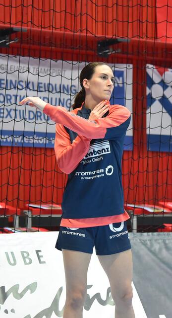 Rechtsaußen Tija Gomilar Zickero...erster Auslandaufenthalt...schwierig für sie in dieser SUN Crisis Form aufzubauen,, Leistung zu bringen. Wird in Zwickau beginnen...Amber Verbraeken ist für die Rückrunde für die Bank vorgesehen...Zweitspielrecht...? War wieder einmal kein Faktor als Rechtsaußen. Nathalie Hendrikse kann sie nicht ersetzen. Die spielte in Dortmund mit dem THC mit internationalem Format... 
FotoArchiv Merkel