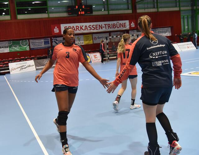 Da Schulze gegangen ist, aufgrund bestimmter Vorkommnisse gehen musste, wie sie in einem Interview sagte, weil sie bei den Zuständen nicht bis Sommer 25 durchgehalten hätte, muss sie durchhalten...Einzige Kreisläuferin der SUN...In Zwickau temporär durch Annefleur Bruggemann entsetzt...
FotoArchiv Merkel