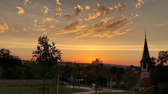 Die Sonne geht unter am längsten Tag des Jahres von Martin Schneider