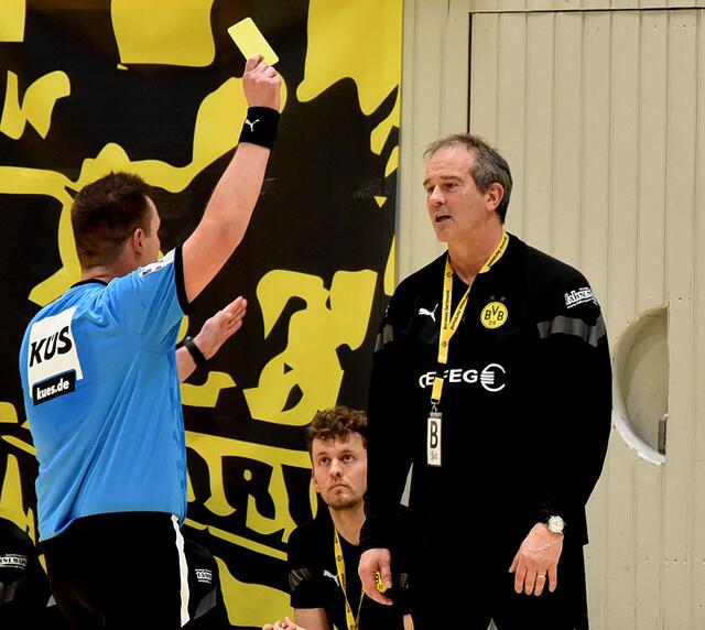 Henk Groener, der neue, der seriöse BVB-Trainer...Inkarnation der Erfahrung...jahrelang niederländischer Nationaltrainer, dann deutscher Nationaltrainer bis April 22, jetzt BVB, Vertrag bis Sommer 23 mit Option...
FotoArchiv Merkel+Merkel
