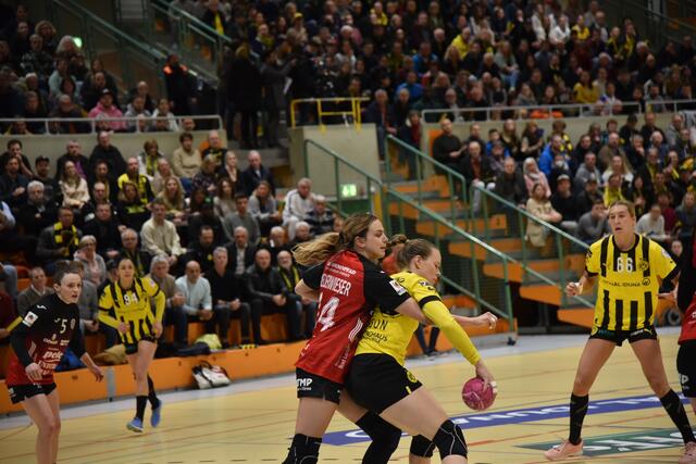 FotoArchiv Merkel
Emma Olsson im Infight mit Anika Niederwieser vom THC...
FotoArchiv Merkel