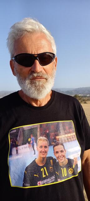 Wolfgang Merkel
Auf dem Shirt Motiv Kelly Dulfer und Inger Smits, die das Fuhrsche System als erste attackierten, suspendiert wurden...mit dem BVB Deutscher Meister 21 wurden, um postwendend zu Bietigheim zu wechseln, um das Fuhr*sche System zu verlassen...Heroes und positive Rebel Ladies...Tolle Charaktere mit Courage...
FotoArchiv Merkel