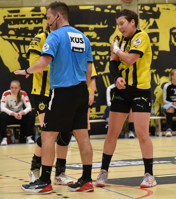 Alina Grijseels...muss jedes Match gewaltig einstecken, wurde tailweise von drei Mittelfeldspielerinnen des THC bearbeitet...
Foto Merkel