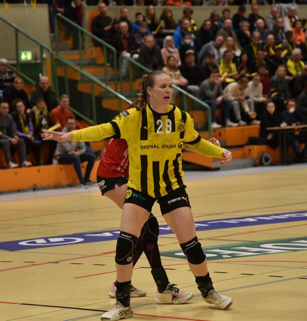 The Wall...Emma Olsson, kam von Reijkjavik Fram...Riesenfaktor beim BVB, seitdem sie wieder fit ist...mindestens zwei Zweiminutenstrafen pro Match...zusammen mit Frida Rönning Superdefense...plus Dana Bleckmann...wird wahnsinnig schwer da durchzukommen...
FotoArchiv Merkel