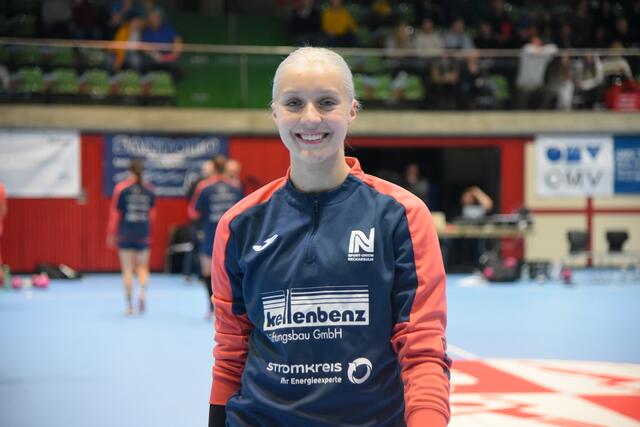 Die aus dem linken Rückraum wurfgewaltige Laila Ihlefeldt, die bei Ketsch (Zweitspielrecht) schon in 2 Matches 13 Goals zu verzeichnen hat, wurde gestern nicht ins Abstiegsfeuer geworfen. Daphne Gautschi und ihr Backup Carmen Moser gestalteten die halblinke Position...
FotoArchiv Merkel