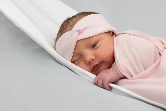 Ella Zbanic aus Bruchsal kam am 01.02.2023 in der Fürst-Stirum Klinik Bruchsal zur Welt und wog bei einer Größe von 53 Zentimetern 3310 Gramm. | Foto: babysmile24.de