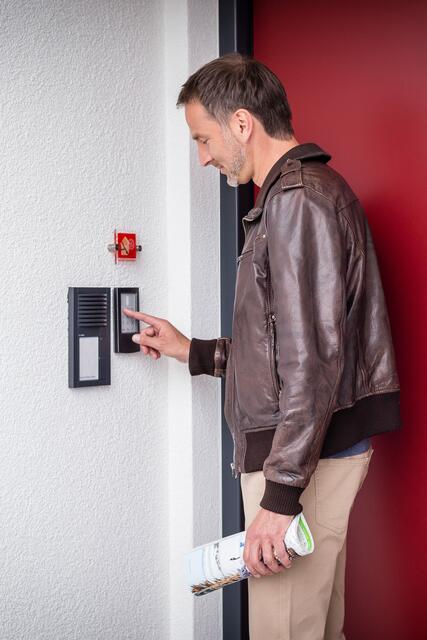 Sicherheitssysteme im Haus können auch Smarthome-Funktionen übernehmen und zum Beispiel parallel beim Verlassen des Hauses die Alarmanlage scharfschalten und die Heiztemperatur absenken. | Foto: Foto: djd/Telenot Electronic