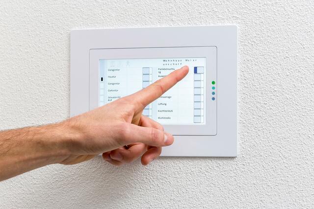 Kombinationen aus Alarmanlage und Smarthome-System bieten vielfältige Sicherheits- und Komforteinstellungen und helfen beim Energiesparen. | Foto: Foto: djd/Telenot Electronic