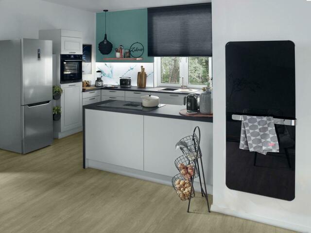 Optimale Ergänzung für ein Wärmekonzept mit PV-Anlage: Elektroheizkörper wie Elveo lassen sich ebenfalls mit dem grünen Strom betreiben und spenden besonders schnelle Wärme – überall dort, wo sie kurzfristig benötigt wird. Der Infrarotheizkörper Elveo punktet dabei mit angenehmer Strahlungswärme und einer futuristischen Optik. | Foto: Foto: Kermi GmbH/akz-o