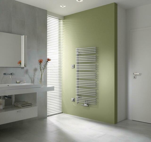 Den Bad- und Wohnheizkörper Diveo gibt es auch mit Elektrozusatzbetrieb – für Flexibilität bei der Wahl der Energiequelle: Im Winter heizt er effizient mit erwärmtem Wasser, z.B. von der Wärmepumpe. Ist der zentrale Heizkreis von Frühjahr bis Herbst nicht aktiv, sorgt der Heizkörper bei punktuellem Bedarf mit Strom, idealerweise aus der PV-Anlage, für den gewünschen Wärmekomfort. | Foto: Foto: Kermi GmbH/akz-o