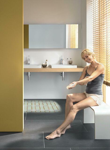 Auch eine Fußbodenheizung kann rein elektrisch den Raum schnell auf angenehme Wohlfühltemperaturen bringen: Die Elektro-Fußbodenheizung x-net +e11 hat eine sehr niedrige Aufbauhöhe und wird mit selbstklebender Heizmatte direkt unter dem Bodenbelag installiert. Durch den geringen Installationsaufwand besonders praktisch bei der Renovierung, wenn bspw. kein Heizungsanschluss zur Verfügung steht.  | Foto: Foto: Kermi GmbH/akz-o