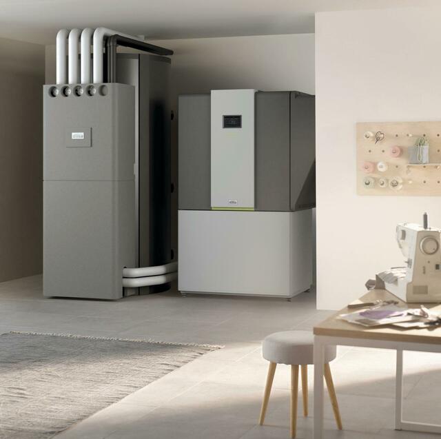 Die x-change dynamic Wärmepumpen (im Bild rechts als Variante Innenaufstellung; links der x-buffer flex Wärmespeicher) wandeln die kostenlose Energie aus der Umgebungsluft, dem Erdreich oder dem Grundwasser ressourcenschonend in Heizwärme um und sind mit moderner Regelungstechnik ausgestattet. Diese ermöglicht eine einfache Kombination mit einer PV-Anlage und sorgt dafür, dass selbst produzierter Strom intelligent für die Wärmeerzeugung und Trinkwassererwärmung genutzt wird. | Foto: Foto: Kermi GmbH/akz-o