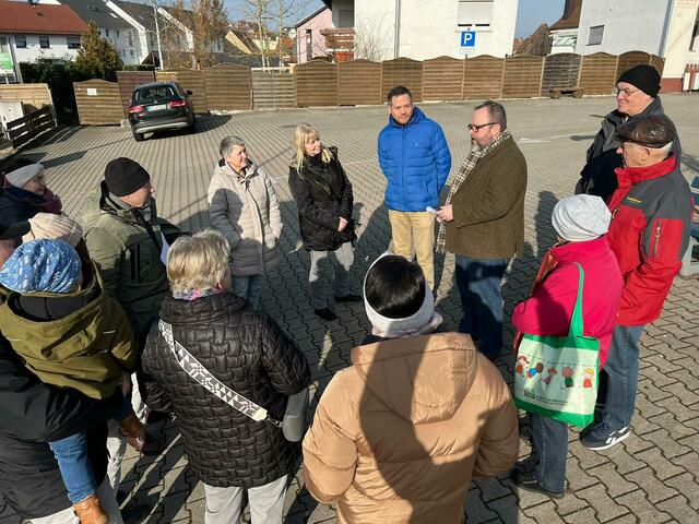 Zusammen mit FDP-Landtagsabgeordneten Christian Jung führten die beiden FDP-Gemeinderäte Sascha Fanz und Werner Schön eine Bürgersprechstunde zur Verkehrssicherheit an der B293 in Jöhlingen durch. | Foto: Andreas Scheurig