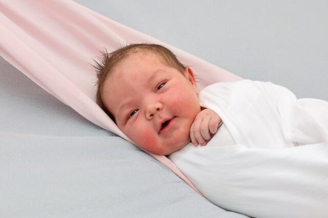 Michelle Damm aus Bretten kam am 09.02.2023 in der Fürst-Stirum Klinik Bruchsal zur Welt und wog bei einer Größe von 55 Zentimetern 4220 Gramm. | Foto: babysmile24.de