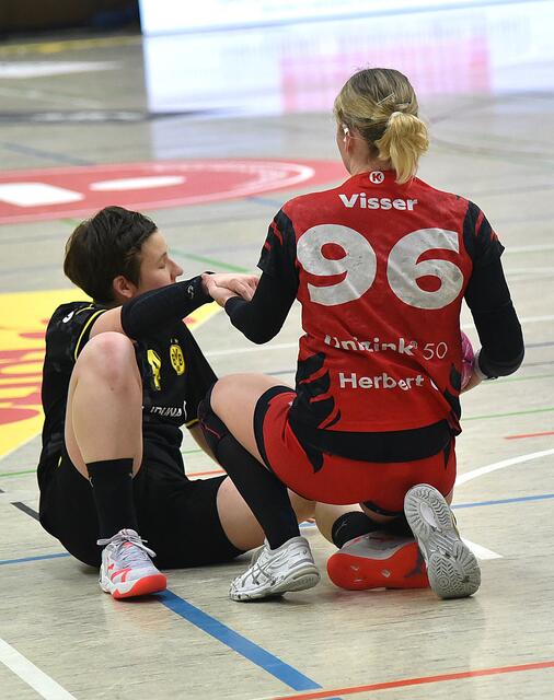Dionne Visser, Flames-Kreisläuferin, und Alina Grijseels...im DHB Cup, wo die FLAMES sensationell 34:33 siegten...
FotoArchiv Merkel+Merkel