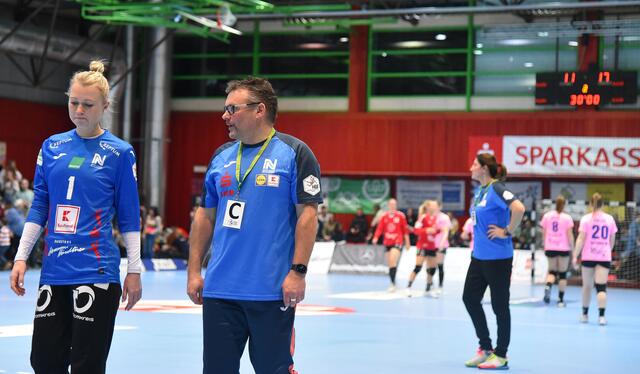Oliver Rieth mit Valentyna Salamakha, im Background Tanja Logvin, die nach dem Zwickau-Match suspendiert wurde...zu spät...
FotoArchiv Merkel+Merkel
