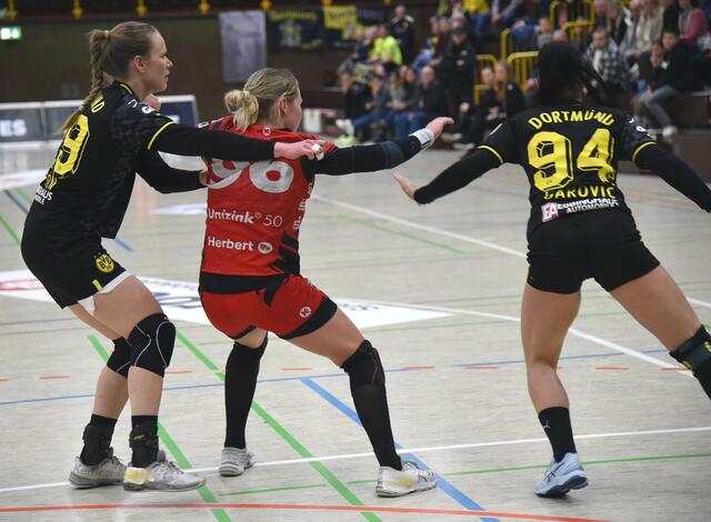 Emma Olsson und Sarah Garovic in der Defense versus Kreisläuferin Dionne Visser (Flames)...heuet Abend gegen Sharon Noitmeer von der SPORT UNION NECKARSULM...
FotoArchiv Merkel+Merkel