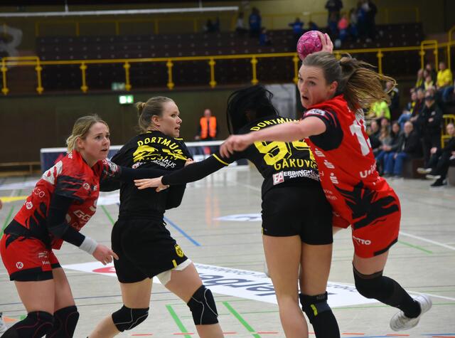 Alisia Soffel fliegt heran und Emma Olsson und Sarah Garovic können die Lücke nicht rechtzeitig schließen...
Aus dem DHB Cup Match Flames vs. BVB 34:33...
FotoArchiv Merkel+Merkel