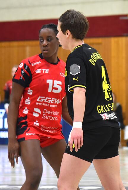 Spezialbewachung heute Abend für Alina Grijseels durch eine SUN Playerin, Pressdeckung wie hier in Bensheim durch Ndidi Agwunedu von den FLAMES...
FotoArchiv Merkel+Merkel