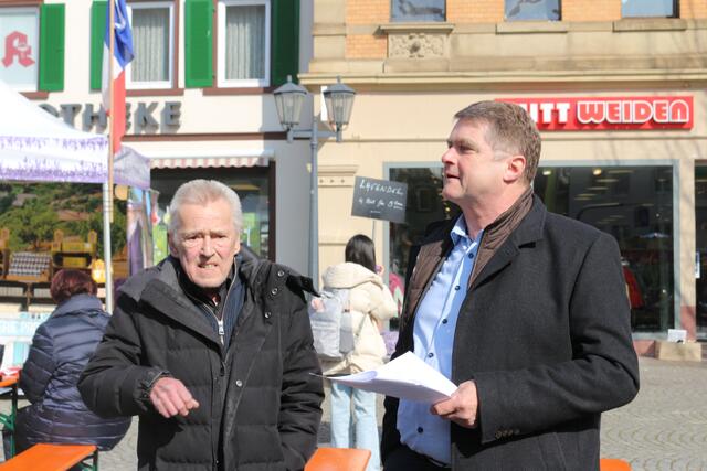 Oberbürgermeister Martin Wolff (rechts) und Horst Brauner, Initiator des Französischen Marktes. | Foto: noe