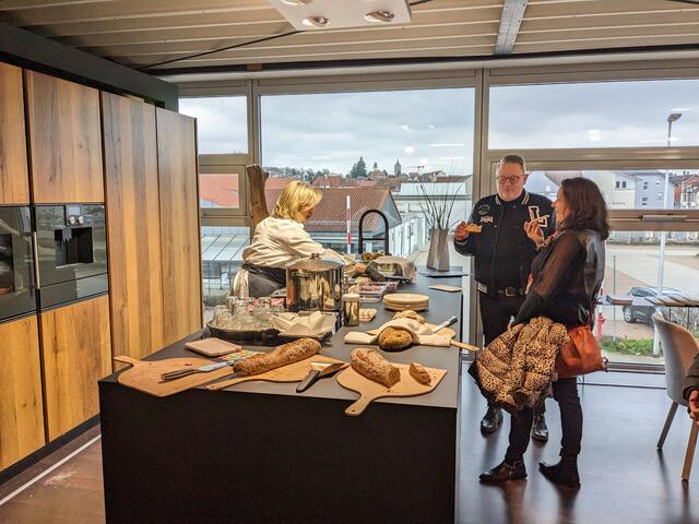 Das Einrichtungshaus Stork veranstaltete ein Schaukochen mit einer Expertin aus dem Hause Gaggenau, die die Kunden mit leckeren Speisen verwöhnte.  | Foto: hk