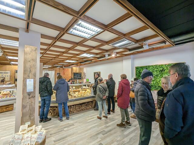 Auch im „Käseladen“ war das Interesse der Kunden ungebrochen. Viele ließen sich die Gelegenheit nicht entgehen, einen Abstecher in den Laden von Tanja Heckele und Daniela Neumann zu machen und leckeren Käse mitzunehmen. | Foto: hk