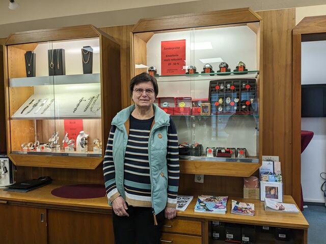 . Agathe Pohl, eine der beiden Geschäftsführerinnen von tic…tac…Pohl, freute sich über den großen Andrang in ihrem Geschäft: „Es ist gut, dass die Menschen heute unterwegs sind. So sieht jeder, dass wir Einzelhändler auch nach Corona noch da sind.“ Kürzlich eingetroffen in ihrem Geschäft sind Ketten mit Kreuzanhänger für die Kommunion und Konfirmation. | Foto: hk