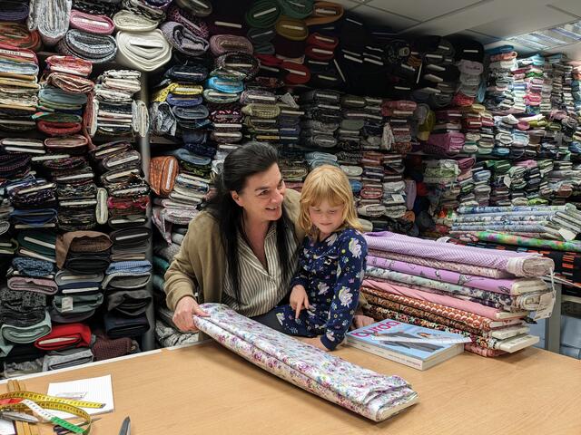 Alles rund ums Nähen und Handarbeiten fanden Kunden bei Ruth Kloft. „In meinem Näh- und Stickzentrum gibt es auch schöne Stoffe für kleine Nachwuchs-Näherinnen und -Näher“, sagte sie mit einem Lachen. | Foto: hk