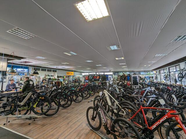 Viele Kunden fanden auch den Weg in das „Tretlager“, um sich bei der vielfältigen Auswahl an Kinder- und Jugendrädern, E-Bikes, Mountainbikes und Freizeiträdern das passende Zweirad auszusuchen. | Foto: hk