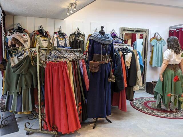 In der „Nähstube“ von Diana Raudiene waren einige Kunden schon in Vorfreude auf das diesjährige Peter-und-Paul-Fest und dachten über ein maßgeschneidertes Gewand nach. Am verkaufsoffenen Sonntag konnte man sich im Fundus der Nähstube bestens inspirieren lassen. | Foto: hk