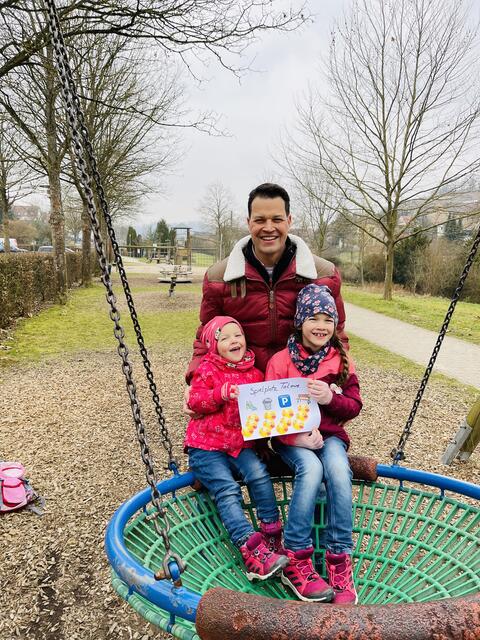 Familie Treut nach der Bewertung des „Spielplatzes Talaue“, viele Herz-Smiley für den schönsten Spielplatz in Maulbronn. | Foto: Treut