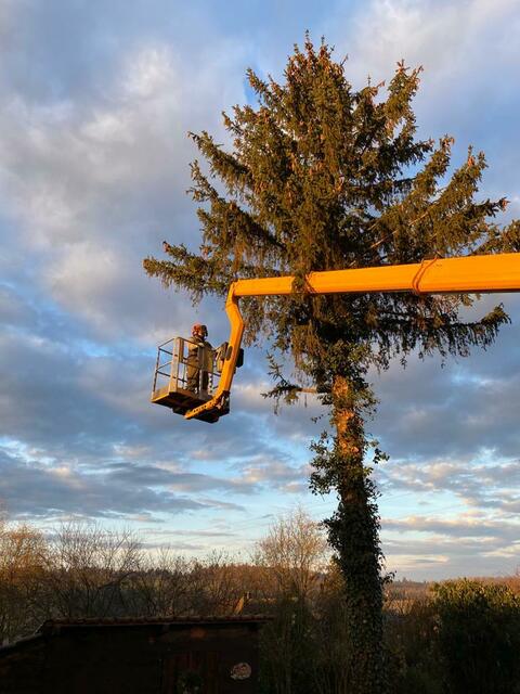 Wo Platz ist, kommt ein Kran zum Einsatz.  | Foto: privat