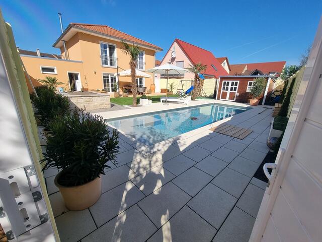 Das Anlegen und die Pflege von Teichen und Poolen übernimmt Gartenbau Hofmann ebenso wie das Aufstellen von Spielgeräten und Gartenhäuschen.  | Foto: privat