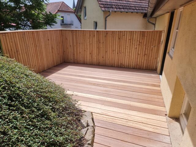 Auch Holzarbeiten wie Terrassen und Zäune gehören ins Repertoire von Gartenbau Hofmann.  | Foto: privat