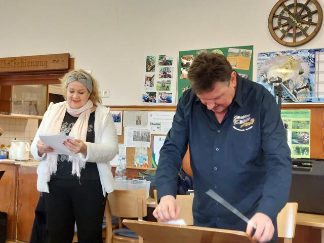 Solistin Evelina Bott und Dirigent Bernd Lofink