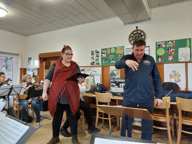 Solistin Monika Thyret und Dirigent Bernd Lofink